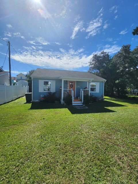 The cottage from the side yard